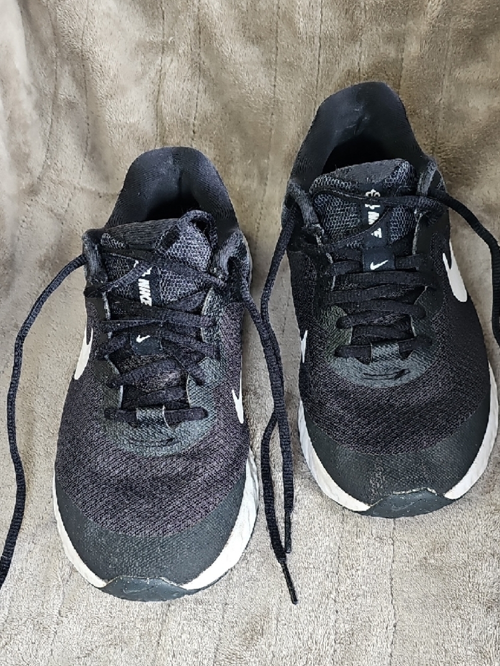 Nike Black and White Running Shoes Size 4Y Youth Kids F19 - Picture 2 of 12